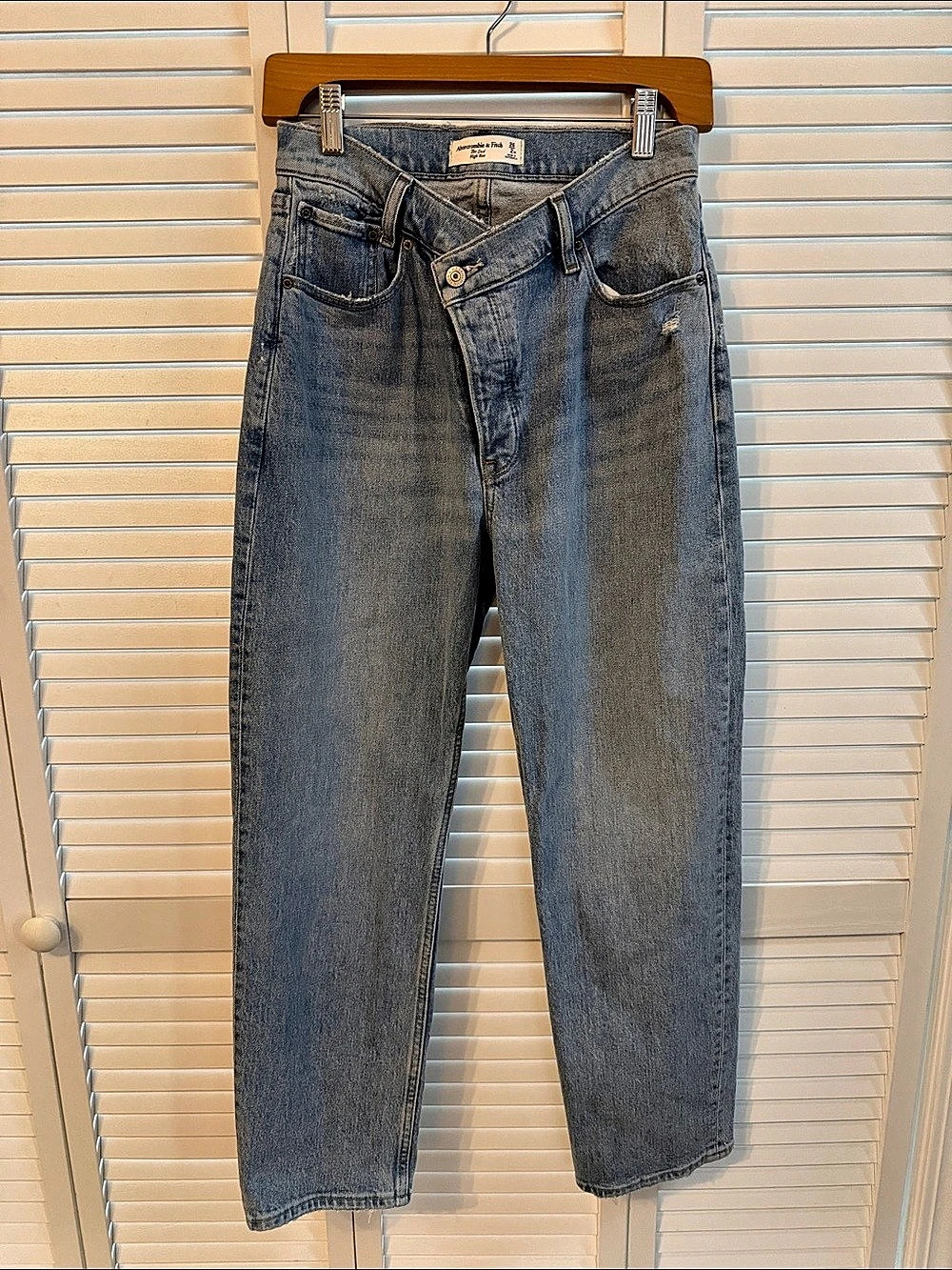 Abercrombie & Fitch The Dad High Rise Criss Cross Jeans